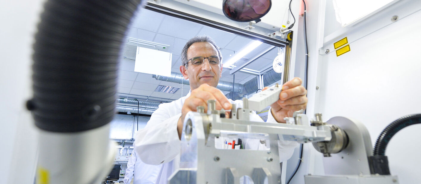 [Translate to Canada: English [en_CA]:] Mitarbeiter in der Murrelektronik Produktion